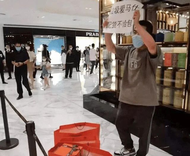 Aksi protes di depan butik Hermes