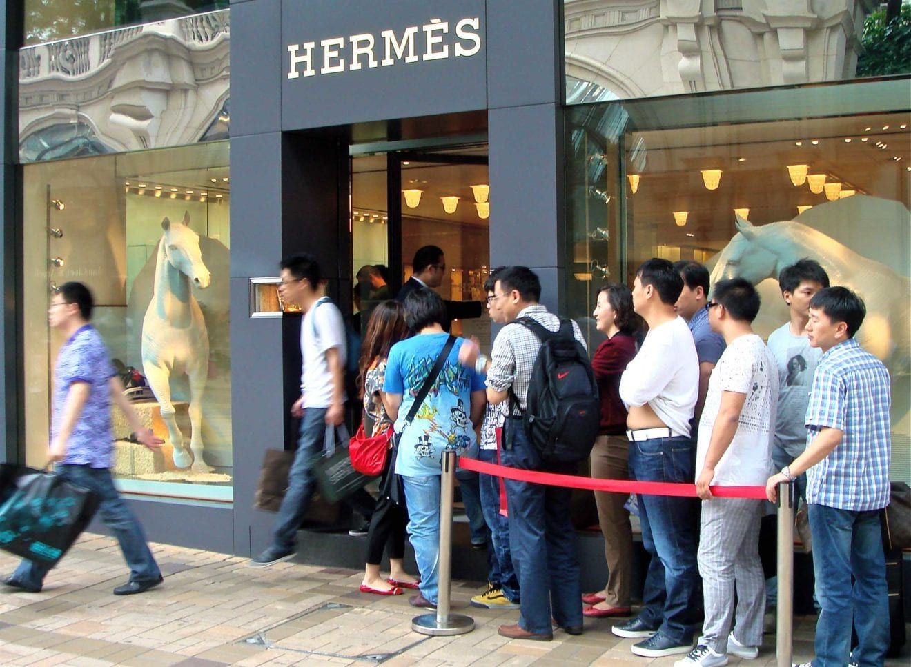 Antrian di depan butik Hermes