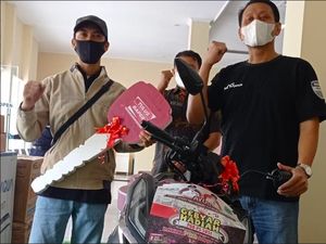 Rezeki Nomplok! Bayar Pajak Rp 38 Ribu, Pria Ini Dapat Hadiah Motor