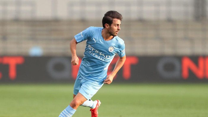 MANCHESTER, ENGLAND - AUGUST 03: Bernardo Silva of Manchester City runs with the ball during the Pre-Season Friendly match between Manchester City and Blackpool at Manchester City Football Academy on August 03, 2021 in Manchester, England. (Photo by Lewis Storey/Getty Images)