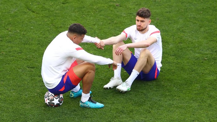 PORTO, PORTUGAL - MAY 28: Thiago Silva and Jorginho of Chelsea interact during the Chelsea FC Training Session ahead of the UEFA Champions League Final between Manchester City FC and Chelsea FC at Estadio do Dragao on May 28, 2021 in Porto, Portugal. (Photo by Michael Steele/Getty Images)