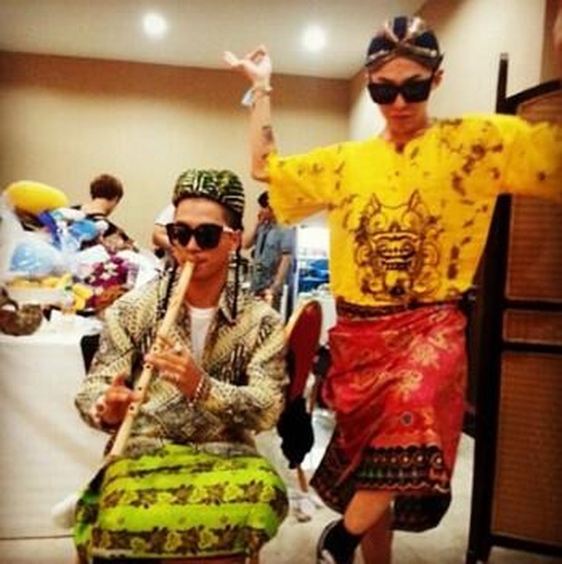 Jauh dari kata swag, G-Dragon dan Taeyang menggunakan blangkon sambil dipadukan dengan batik tradisional.