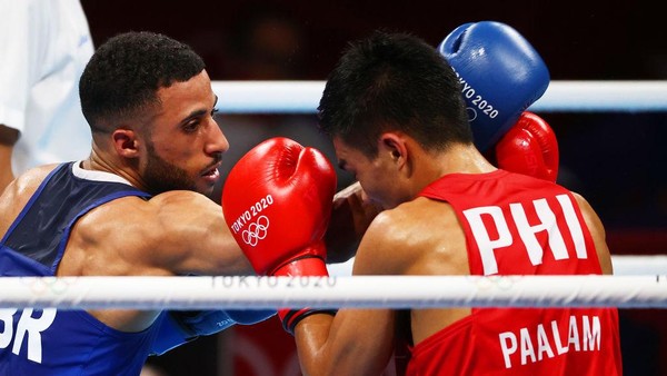 TOKYO, JAPAN - AUGUST 07: Galal Yafai of Team Great Britain punches Carlo Paalam of Team Philippines during the Mens Fly (48-52kg) Final bout between Carlo Paalam of Team Philippines and Galal Yafai of Team Great Britain on day fifteen of the Tokyo 2020 Olympic Games at Kokugikan Arena on August 07, 2021 in Tokyo, Japan. (Photo by Buda Mendes/Getty Images)