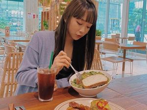 Dita Karang Pulang ke Indonesia, Intip Gaya Manisnya Saat Ngopi Dita Karang Pulang ke Indonesia, Intip Gaya Manisnya Saat Ngopi