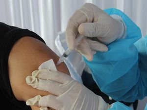 Polda Metro Jaya Gelar Vaksinasi Booster di Senayan Park