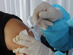 Polda Metro Jaya Gelar Vaksinasi Booster di Senayan Park