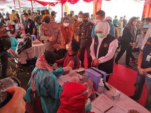 Khofifah Minta Bupati-Wali Kota Percepat Vaksinasi di Industri Padat Karya