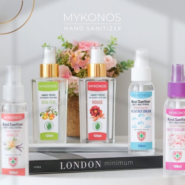 Hand sanitizer spray dari Mykonos ini aromanya gak kalah enak dari parfum-parfum andalan mereka loh, Beauties