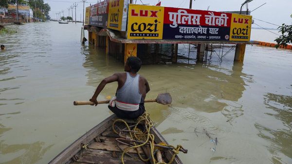 Dihajar Hujan Lebat, Aliran Sungai Gangga Meluap