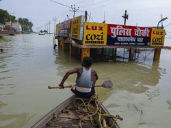 Hujan Picu Banjir di India, Ratusan Ribu Warga Terjebak di Atap Rumah