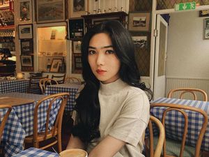 Si Cantik Isyana Sarasvati yang Suka Ngopi dan Makan Sushi Si Cantik Isyana Sarasvati yang Suka Ngopi dan Makan Sushi