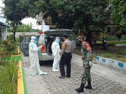 Jemput Warga Isoman, Satgas Banyuwangi Ajak Humanis Warga Terpapar COVID-19
