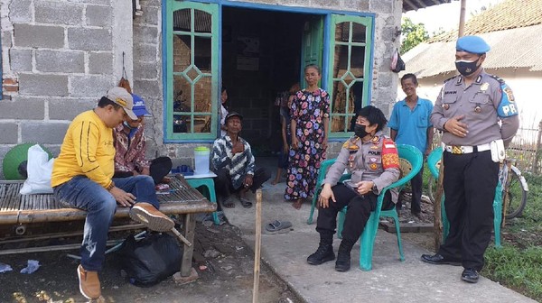 Kang Emon bertopi biru, pedagang mainan yang gagalkan begal di Bekasi ditemui Kapolsek Tambelang AKP Mike Pendriyati (Dok.Polsek Tambelang)