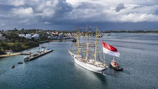 Birunya Laut Tual di Maluku Sambut Kedatangan KRI Bima Suci