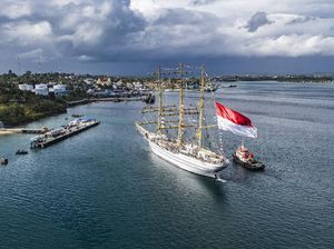Birunya Laut Tual di Maluku Sambut Kedatangan KRI Bima Suci