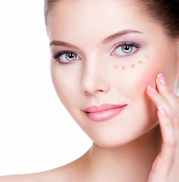 Memakai eye cream / Foto: freepik.com/valuavitaly