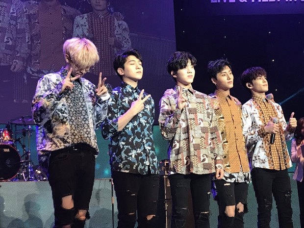 Saat konser di Indonesia, kelima member Day6 mengenakan batik khas Indonesia dengan beragam corak yang berbeda.