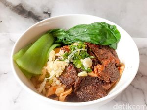 Mie Biang-biang Asam Pedas Pakai Topping Daging Panggang yang Sedap Mie Biang-biang Asam Pedas Pakai Topping Daging Panggang yang Sedap