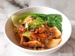 Asam Pedas Mie Biang-biang Topping Ayam Panggang Bumbu Mala Asam Pedas Mie Biang-biang Topping Ayam Panggang Bumbu Mala