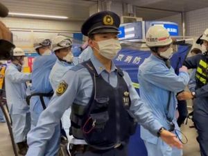 Penikaman di Kereta Komuter Tokyo Lukai 10 Orang, Apa Motifnya? Penikaman di Kereta Komuter Tokyo Lukai 10 Orang, Apa Motifnya?