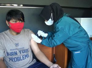 Penumpang KMP Kalibodri Disuntik Vaksin COVID-19