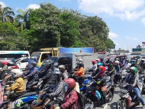 Perang Klakson Warnai Penyekatan Bundaran Waru Saat Weekend, Lalin Macet 1 KM Perang Klakson Warnai Penyekatan Bundaran Waru Saat Weekend, Lalin Macet 1 KM