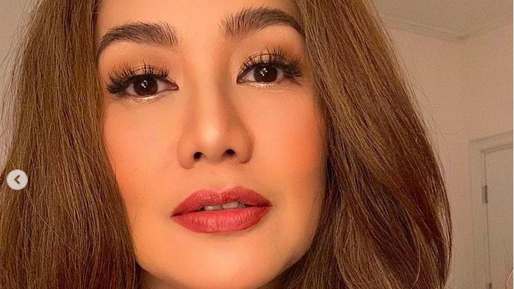 Kecantikan Reza Artamevia Usai Bebas Bikin Semua Mata Tertuju Padanya Kecantikan Reza Artamevia Usai Bebas Bikin Semua Mata Tertuju Padanya