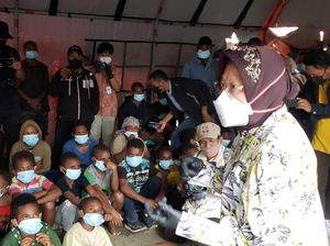 Risma Salurkan Bantuan Senilai Rp 949 Juta ke Warga Papua