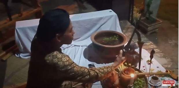 Ritual ngumbah keris