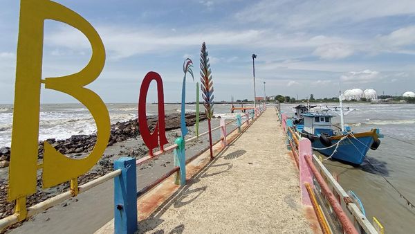 Foto: Pantai Bali tapi di Indramayu, Sunyi Sepi Gegara Pandemi