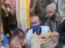 Viral Kisah Pilu Pria Peluk Jenazah Ayah Usai Seminggu Lulus Bintara Polri