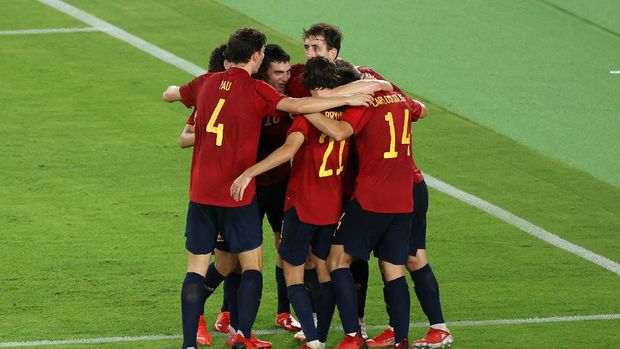 YOKOHAMA, JAPAN - AUGUST 07: Mikel Oyarzabal #11 of Team Spain celebrates with team mates after scoring their side's first goal during the Men's Gold Medal Match between Brazil and Spain on day fifteen of the Tokyo 2020 Olympic Games at International Stadium Yokohama on August 07, 2021 in Yokohama, Kanagawa, Japan. (Photo by Clive Mason/Getty Images)