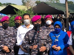 TNI AL Tampilkan Kendaraan Militer di Gerai Vaksinasi Jakut, Warga Antusias