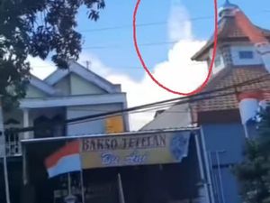 Viral Video Penampakan Awan Berbentuk Sosok Sedang Berdiri di Langit Surabaya