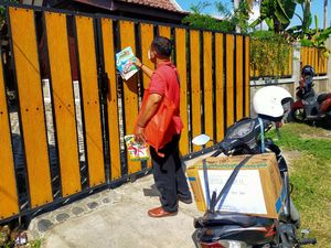 Inspiratif, Warga Banyuwangi Sebar Buku Gratis untuk Pasien Isoman Inspiratif, Warga Banyuwangi Sebar Buku Gratis untuk Pasien Isoman