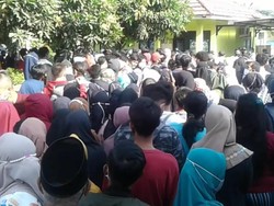 Duh, Warga Ciasem Subang Berdesakkan dan Saling Dorong untuk Vaksinasi