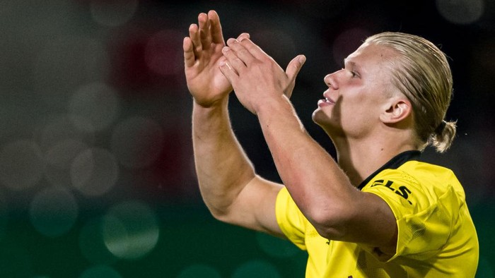 WIESBADEN, GERMANY - AUGUST 07: Erling Haaland of Dortmund celebrates the third goal for his team  during the DFB Cup first round match between SV Wehen Wiesbaden and Borussia Dortmund at BRITA-Arena on August 07, 2021 in Wiesbaden, Germany. (Photo by Alexander Scheuber/Getty Images)