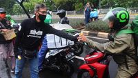 Berbagi Hand Sanitizer untuk Ojol