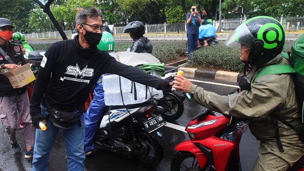Berbagi Hand Sanitizer untuk Ojol