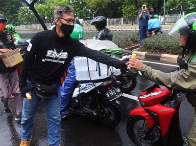 Berbagi Hand Sanitizer untuk Ojol