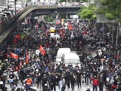 Demo soal COVID di Bangkok Ricuh Lagi, Sejumlah Massa Disebut Tertular Virus