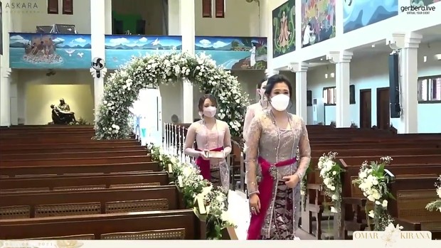 Dita Karang Menghadiri Pernikahan Kakaknya/Foto: Youtube Kirana Karang