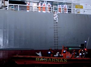 Melihat Proses Evakuasi ABK KM Eka Jaya 1