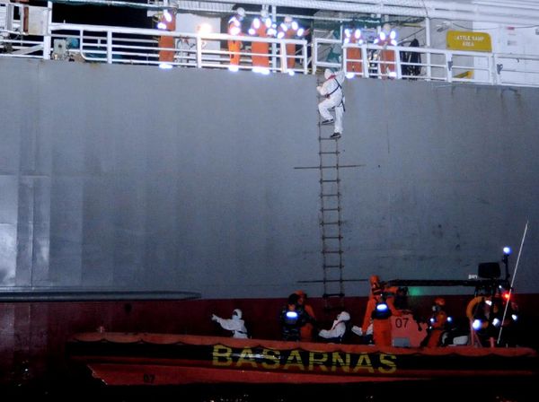 Melihat Proses Evakuasi ABK KM Eka Jaya 1