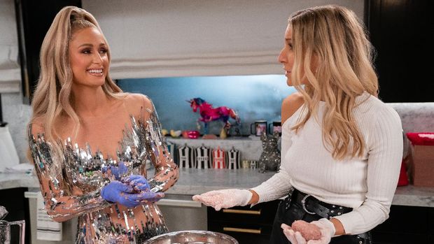 COOKING WITH PARIS (L to R) PARIS HILTON and NIKKI GLASER in episode 103 of COOKING WITH PARIS Cr. KIT KARZEN/NETFLIX  2021