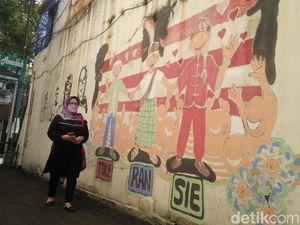 Cerita Wadah Kerupuk dan Merawat Kebinekaan di Gang Ruhana Cerita Wadah Kerupuk dan Merawat Kebinekaan di Gang Ruhana