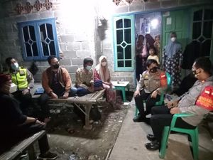 Polisi Ganti Sepeda Pedagang Mainan yang Gagalkan Begal di Bekasi Polisi Ganti Sepeda Pedagang Mainan yang Gagalkan Begal di Bekasi