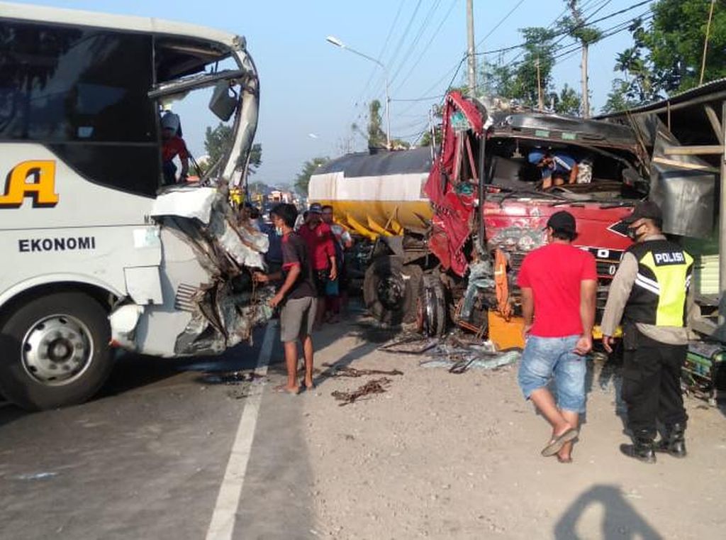 Bus Tabrak Truk di Jombang hingga Sopir Terjepit Bus Tabrak Truk di Jombang hingga Sopir Terjepit