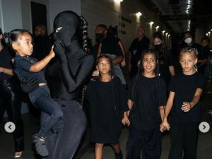 Kim Kardashian Tak Bisa Lihat Kendall Jenner karena Busananya di Met Gala