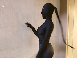 Penampilan Nyeleneh Kim Kardashian dengan Wajah Terbungkus di Met Gala 2021